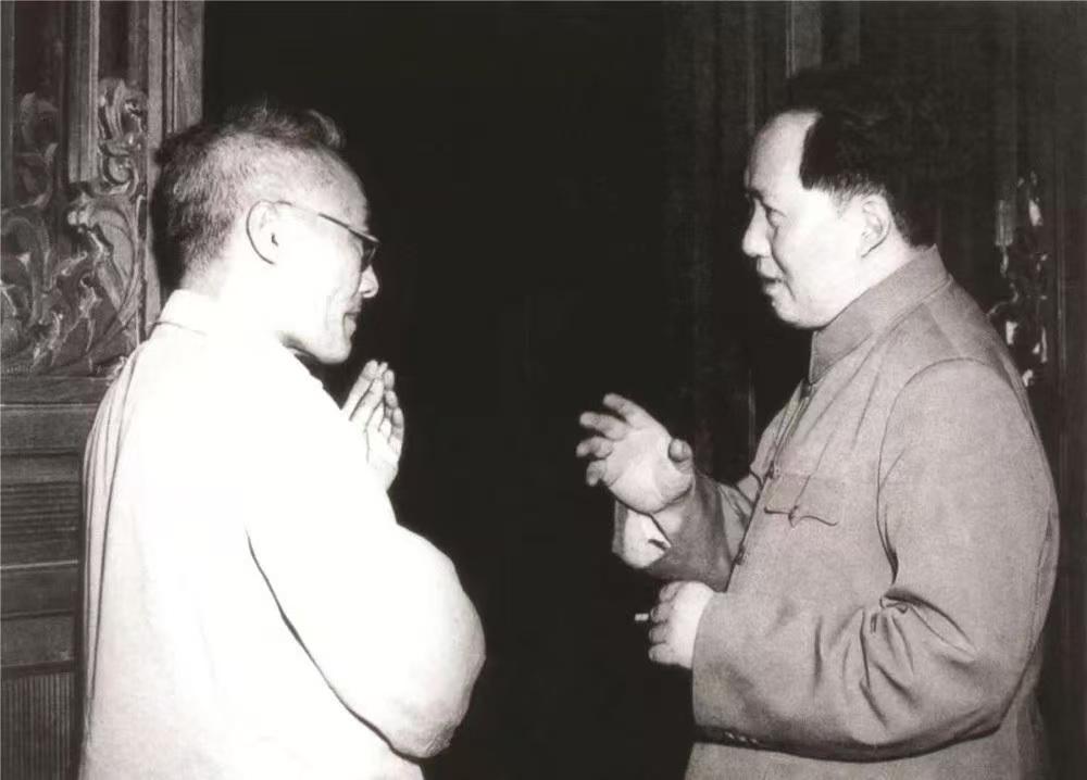 毛泽东主席与吴耀宗先生亲切交谈