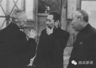 周恩来总理与基督教界代表亲切交谈