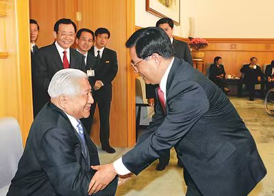胡锦涛总书记看望前全国政协副主席、基督教领袖丁光训